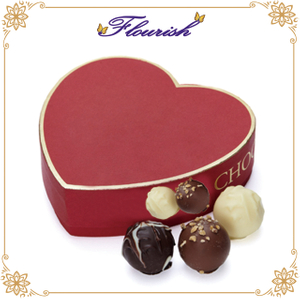Boîte à bonbons en forme de coeur rouge décorée d'or