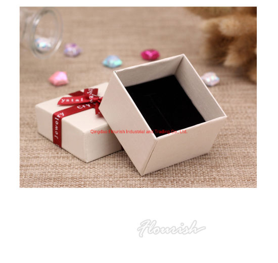 Boîte-cadeau carrée rigide de bijoux de carton avec la décoration de noeud papillon