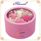 Emballage de fleurs de couleur rose romantique et tenant une boîte en carton pour la cérémonie de mariage