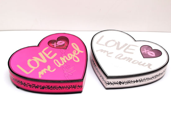 Boîte de bonbons de faveur de mariage en forme de coeur en papier enduit bordeaux avec ruban