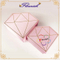 Or emboutissant la boîte-cadeau de fleur de carton en forme de diamant de couleur rose