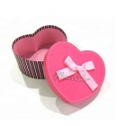 Boîte de bonbons de faveur de mariage en forme de coeur en papier enduit bordeaux avec ruban